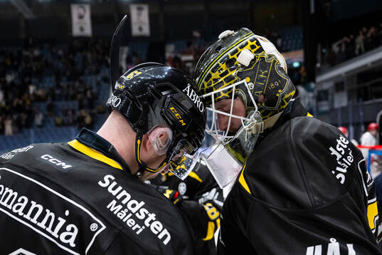 AIKs Anton Olsson jublar med målvakt Antoine Bibeau