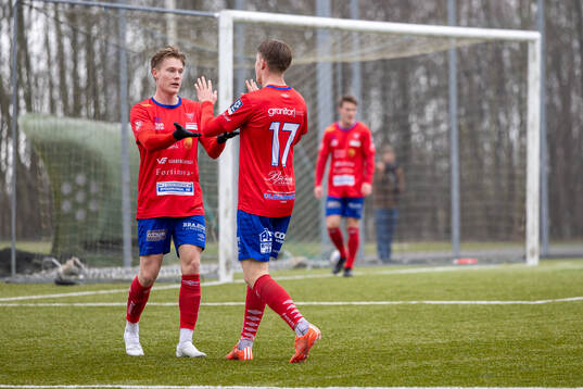 Tvååkers Oliver Brynéus och Jacob Redenfors jublar efter 2-0