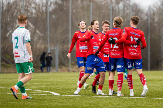 Tvååkers spelare jublar