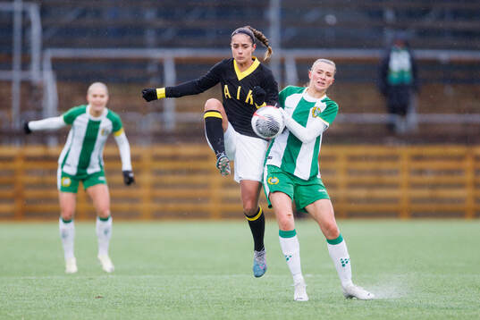 AIKs Daniella Famili och Hammarbys Thea Sørbo