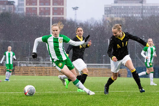 Hammarbys Julie Blakstad och AIKs Silja Jaatinen