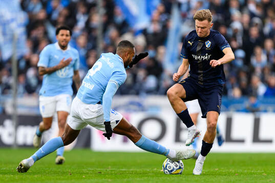Malmö FFs Isaac Kiese Thelin och Halmstads Albin Ahlstrand
