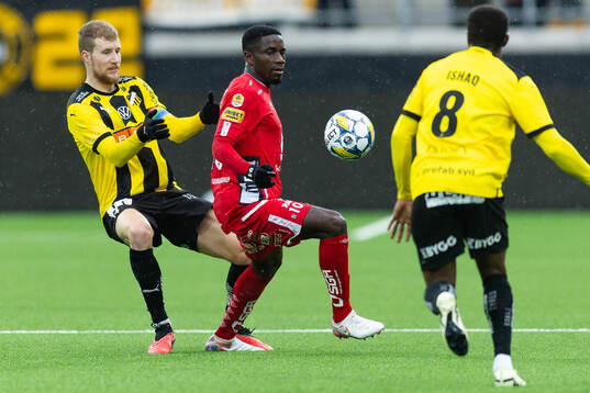 BK Häckens Simon Gustafson och Elfsborgs Michael Baidoo