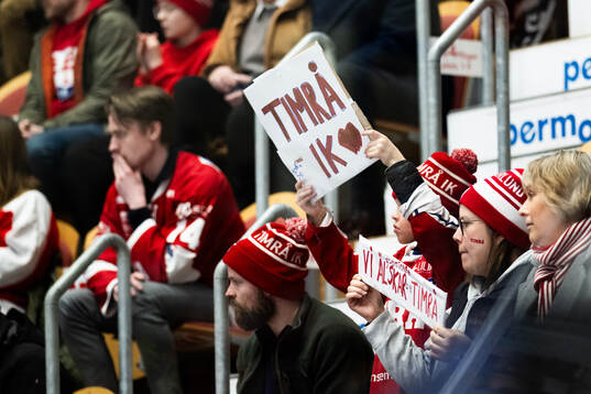 Timråpublik med skylt