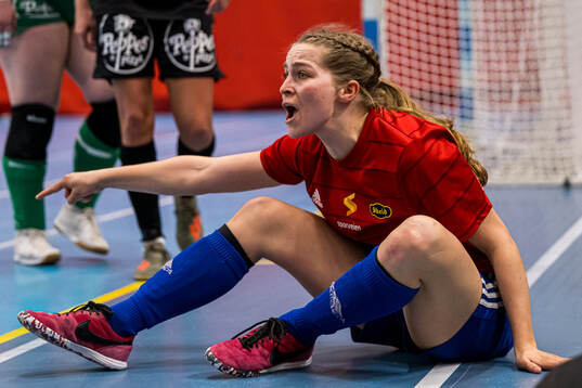 Leah Marlene van der Weel of Skeid reacts