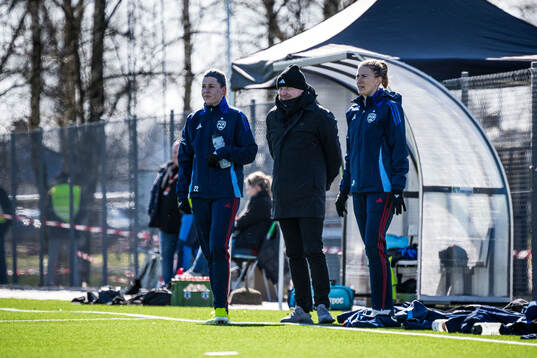 FC Rosengårds Olivia Schough, tränare Joel Kjettselberg och Emma Berglund