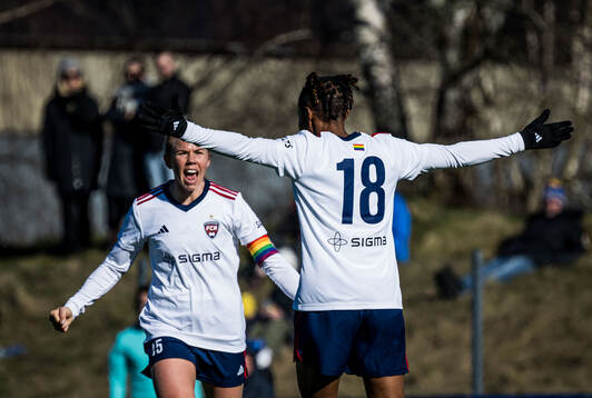 FC Rosengårds Jessica Wik och Halimatu Ibrahim Ayinde jublar efter 0-2