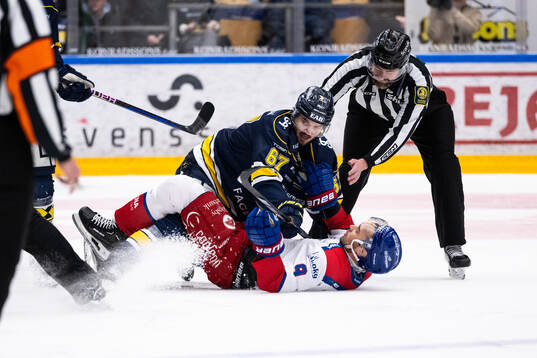 HV71s Oliwer Kaski och Oskarshamns Ahti Oksanen