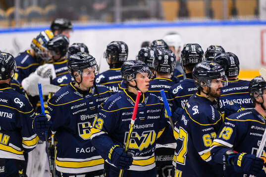 HV71s Måns Lindbäck  jublar