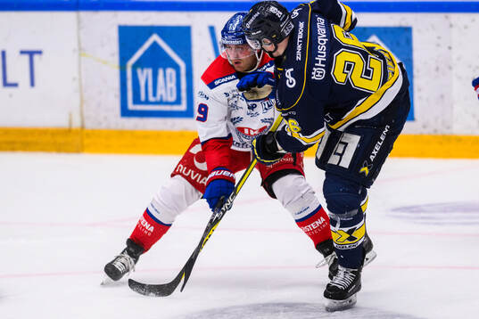 Oskarshamns Ahti Oksanen och HV71s Tommi Tikka