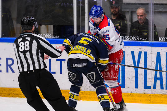 HV71s Victor Sjöholm och Oskarshamns Nick Olesen