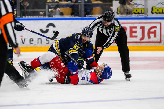 HV71s Oliwer Kaski och Oskarshamns Ahti Oksanen