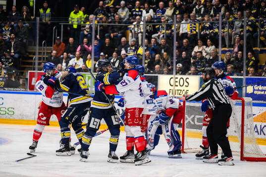 HV71s Simon Önerud  och Oskarshamns Austin Wagner
