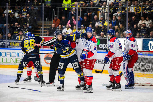 HV71s Simon Önerud  och Oskarshamns Austin Wagner