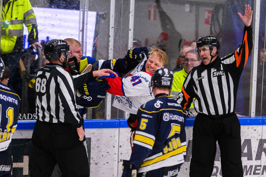 HV71s Tommi Tikka och Oskarshamns Johan Johnsson