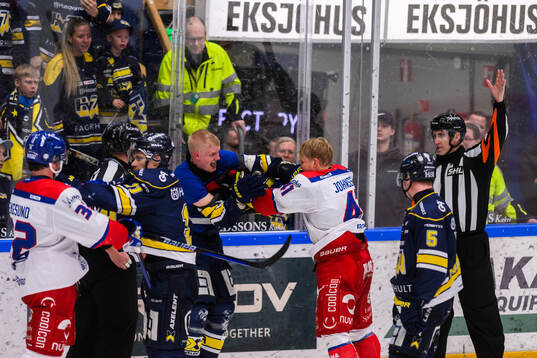 HV71s Tommi Tikka och Oskarshamns Johan Johnsson