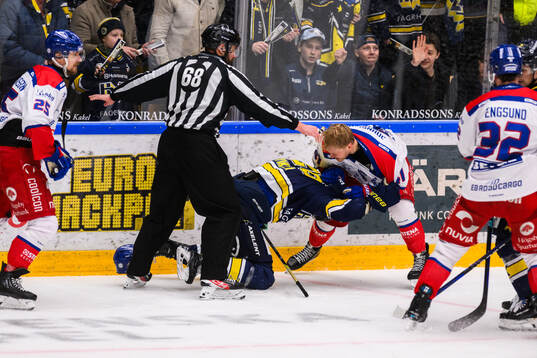 HV71s Tommi Tikka och Oskarshamns Johan Johnsson