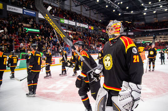 Brynäs målvakt Damian Clara jublar