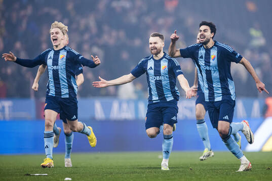 Djurgårdens Lucas Bergvall, Jacob Une Larsson och Deniz Hümmet jublar