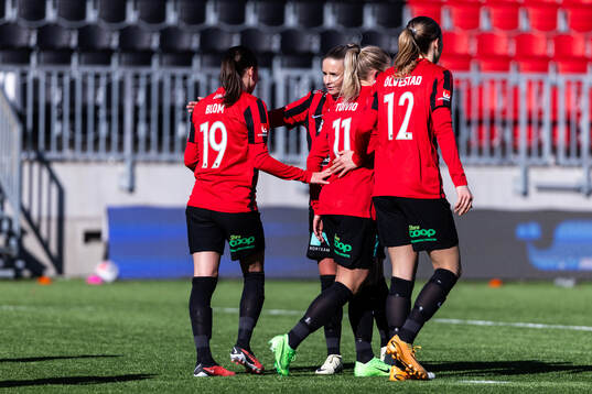 Brommapojkarnas Ellen Toivio jublar med lagkamrater