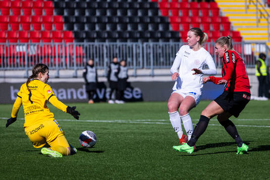 Brommapojkarna Ellen Toivio mot IK Uppsalas Matilda Nurmi