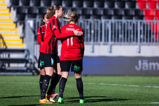 Brommapojkarnas Ellen Toivio jublar med Tuva Ölvestad