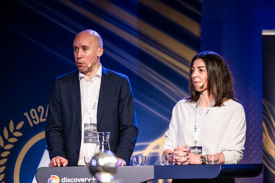 Simon Åström, SEF, och Andrea Möllerberg, generalsekreterare Svenska fotbollförbundet,