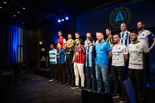 Tränarna står uppställda för en lagbild