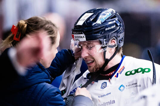 Karlskogas Viktor Lang har ont