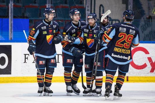 Djurgårdens Wiktor Nilsson jublar med lagkamrater