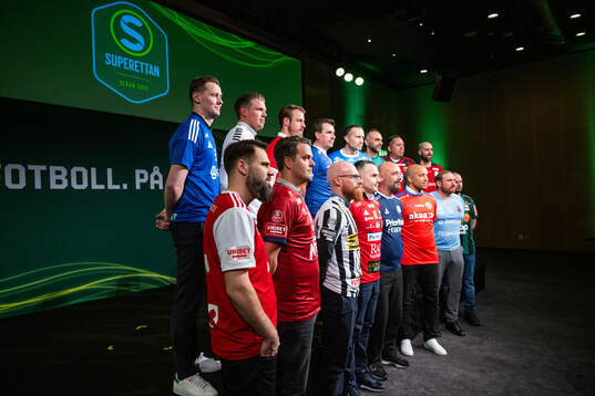  Douglas Jakobsen, GIF Sundsvall, Christian Järdler, Örebro, William Lundin, Degerfors, Stefan Jacobsson, Trelleborg, Mats Winblad, Oddevold, Jan Mian, Brage, Magnus Powell, Östersund, Martin Foyston, Östers IF.  Nedre raden fr.v.  Eldar Abdulic, Sandviken, Andreas Holmberg, Örgryte, Max Mölder, Landskrona, Srdjan Tufegdzic, Skövde AIK, Bosko Orovic, Utsikten, Klebér Saarenpää, Helsingborg, Mikael Bengtsson, Gefle, och Tobias Linderoth, Varberg.