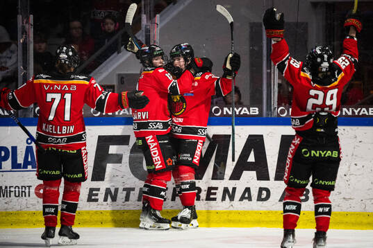 Luleås Jenna Pirttijärvi och Petra Nieminen jublar