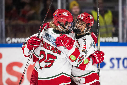 Modos Wilma Sundin jublar med Maja Grundström