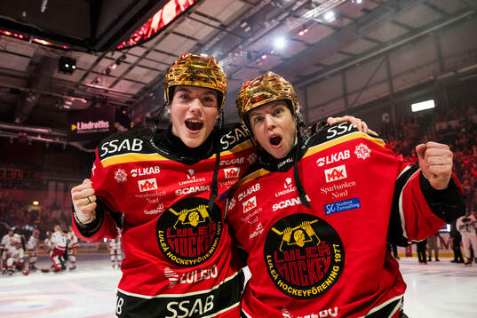 Luleås Ronja Savolainen och målvakt Sara Grahn jublar