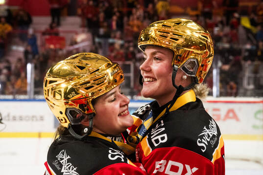 Luleås Emma Nordin och Ronja Savolainen jublar
