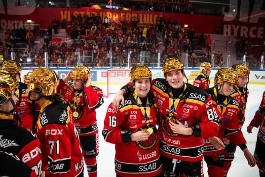 Luleås Petra Nieminen och Ronja Savolainen jublar