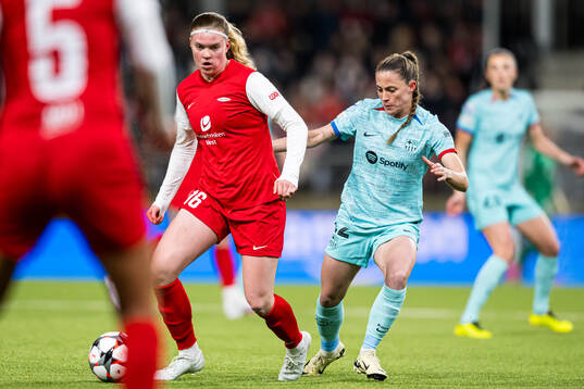 Signe Gaupset of Brann and Ona Batlle of Barcelona