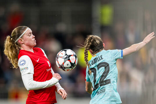 Signe Gaupset of Brann and Ona Batlle of Barcelona