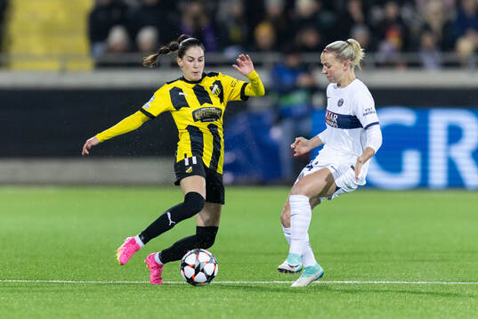 Clarissa Larisey of Häcken and Jackie Groenen of Paris