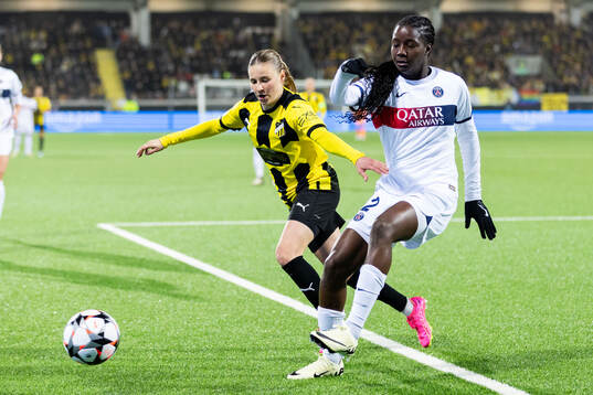 Katariina Kosola of Häcken and Thiniba Samoura of Paris