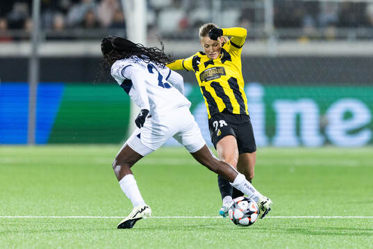 Thiniba Samoura of Paris Saint Germain and Anna Anvegård