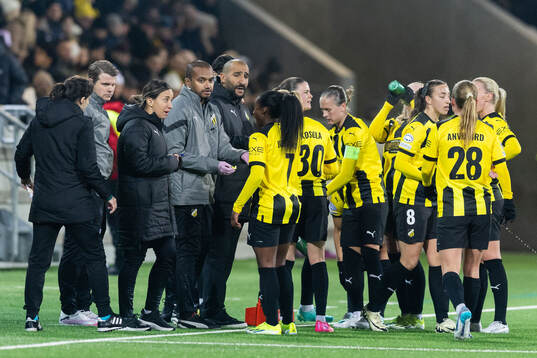 Players of Häcken with Head coach Mak Lind