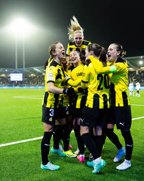 Rusul Rosa Kafaji of Häcken celebrates with team mates