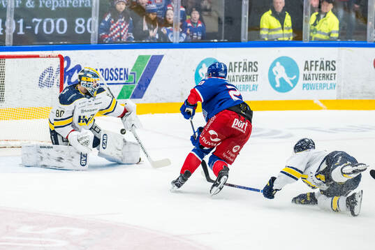 HV71s målvakt Frederik Dichow och Oskarshamns Hynek Zohorna