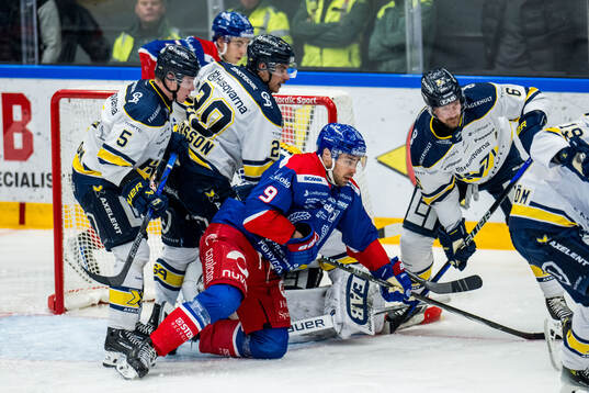 HV71s Andre Petersson och Oskarshamns Ahti Oksanen