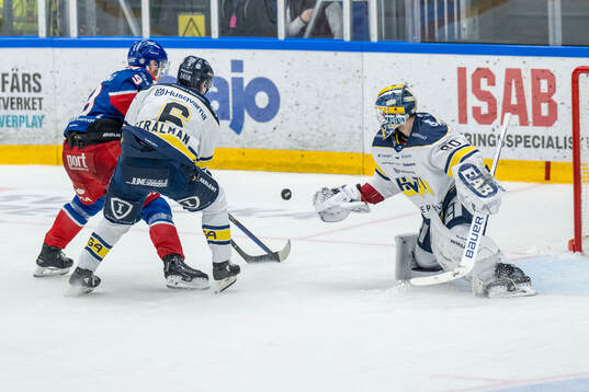 Oskarshamns Ahti Oksanen och HV71s Anton Strålman och
