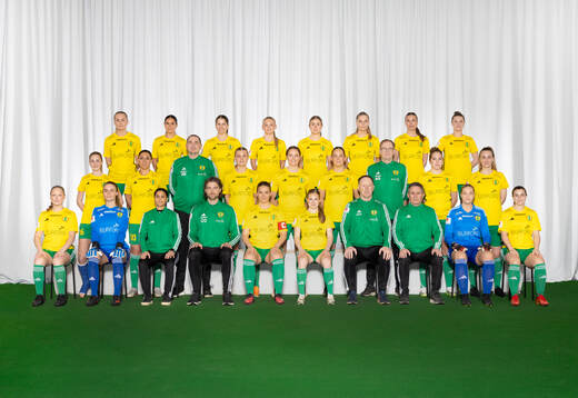  Anna Thim, Amanda Frank, Nicole Lundström, Julia Hyppel, Nellie Karlsson, Moa Liwendahl, Louise Lillbäck, Linn Allgulin. Mittenledet från vänster: Ida Sörling, Maria Poli, Jonas Malmgren, Amanda Wulff, Sara Nordin, Lovisa Norrby, Anders Gustafson, Alexandra Myrestam, Emma Lundh. Sittande från vänster: Lovis-Esmaralda Bång, Ella Wilson, Violina Naoum, Christoffer Cylvén, Sabina Lundström, Johanna Dimberg, Mikael Svensson, José Salomon, Lovisa Fock, Mathilda Lindström. Editors note: Bilden är retuscherad.