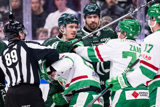 Färjestads Joakim Nygård och Rögles Daniel Zaar i bråk