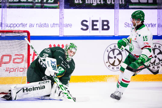 Färjestads målvakt Carl Lindbom och Rögles Simon Ryfors
