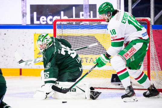 Färjestads målvakt Carl Lindbom och Rögles Dennis